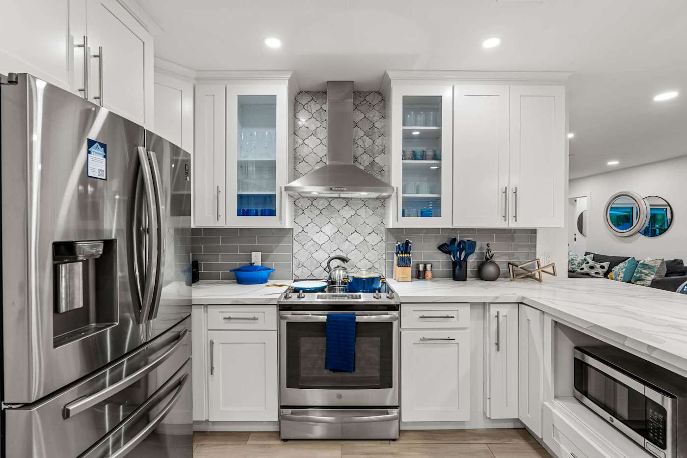 Casa Pura Vida: Kitchen with stainless range, dishwasher and stone counters