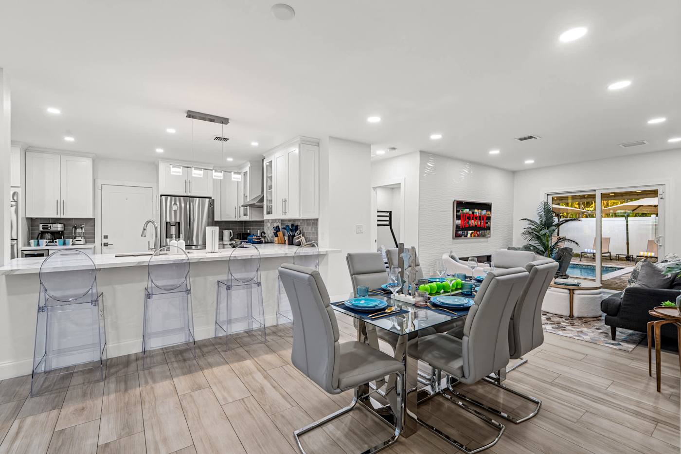 Casa Pura Vida: Open plan kitchen and dining, with the pool beyond
