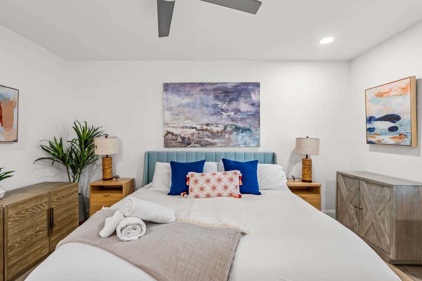 Casa Pura Vida: Bedroom with queen bed, artwork and bedside tables