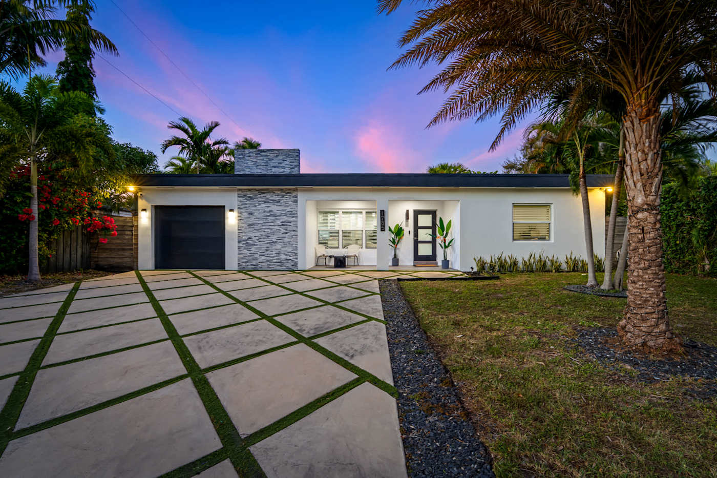 Casa Pura Vida: The front of the house at sunset