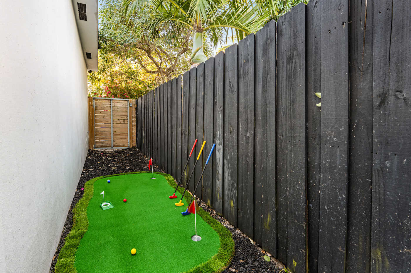Casa Pura Vida: Putting green along the side of the garden