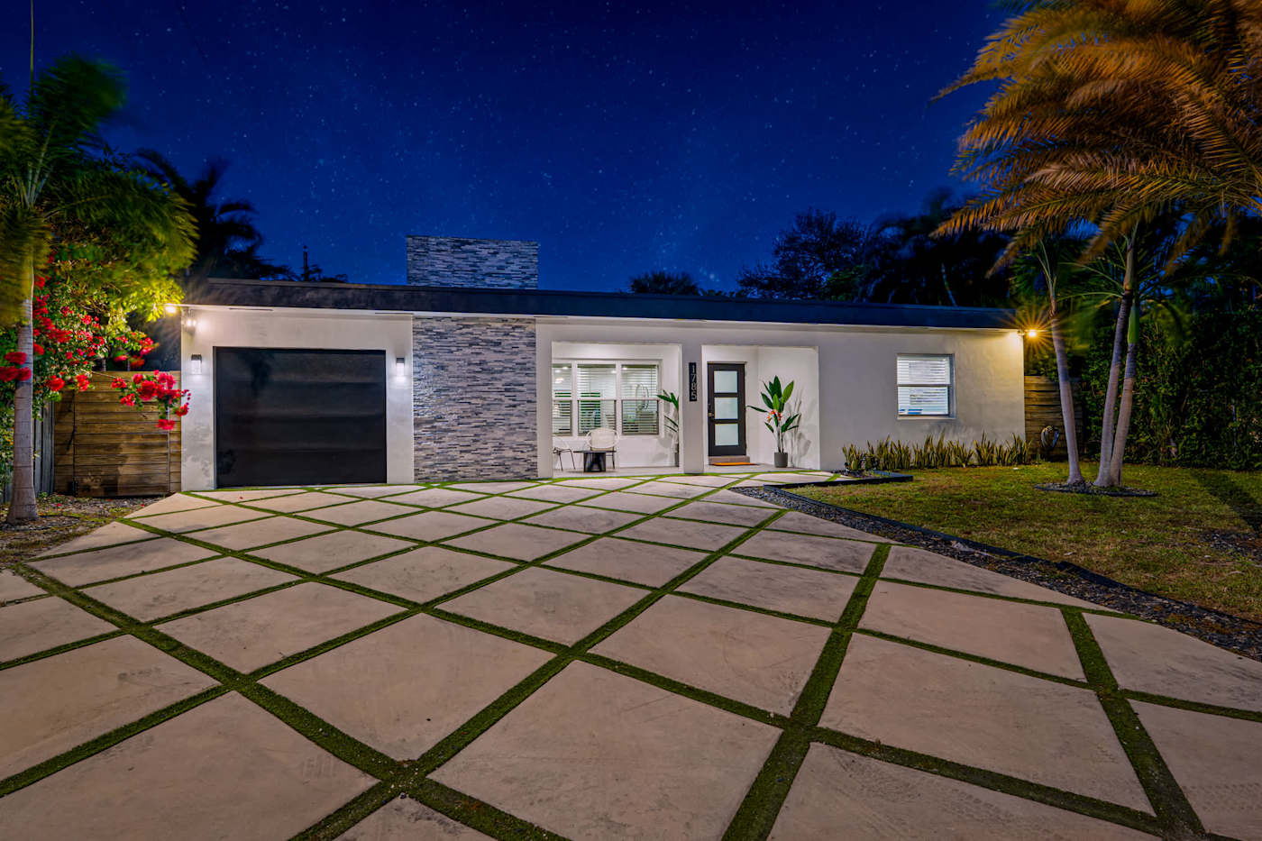 Casa Pura Vida: Driveway and front garden at dusk