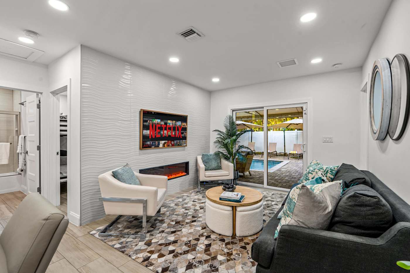 Casa Pura Vida: Living room with fireplace and smart TV, opening to the pool