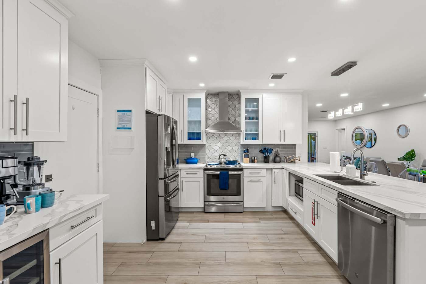 Casa Pura Vida: Kitchen with full size range, dishwasher and coffee station