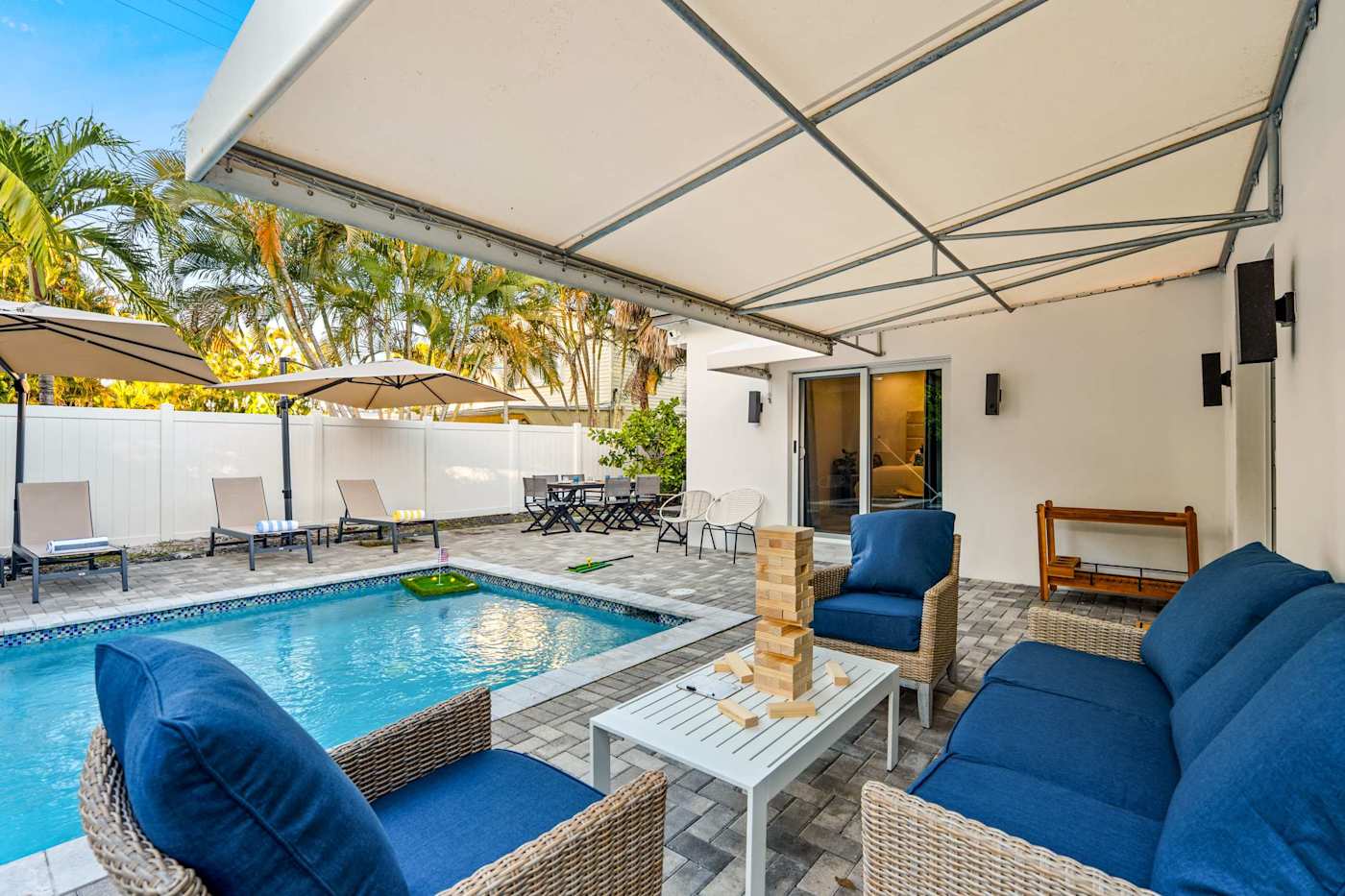 Casa Pura Vida: Covered lounge with sofa and armchairs on the pool deck