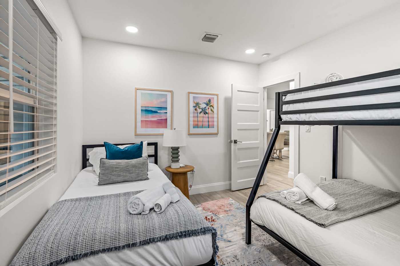 Casa Pura Vida: Bunk room with a bunk bed and reading light