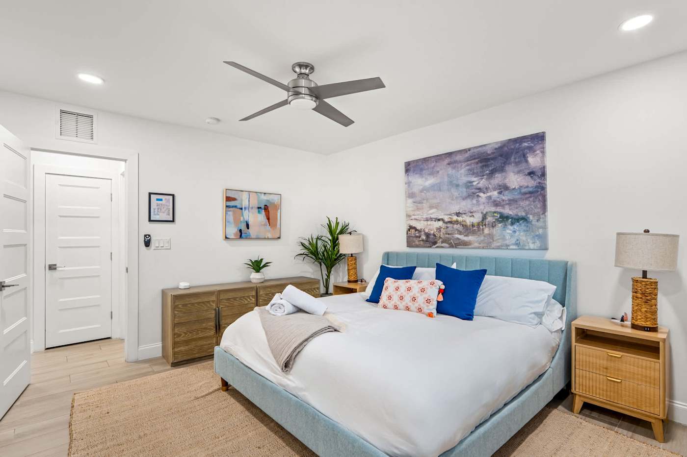 Casa Pura Vida: Bedroom with queen bed and a seating chair