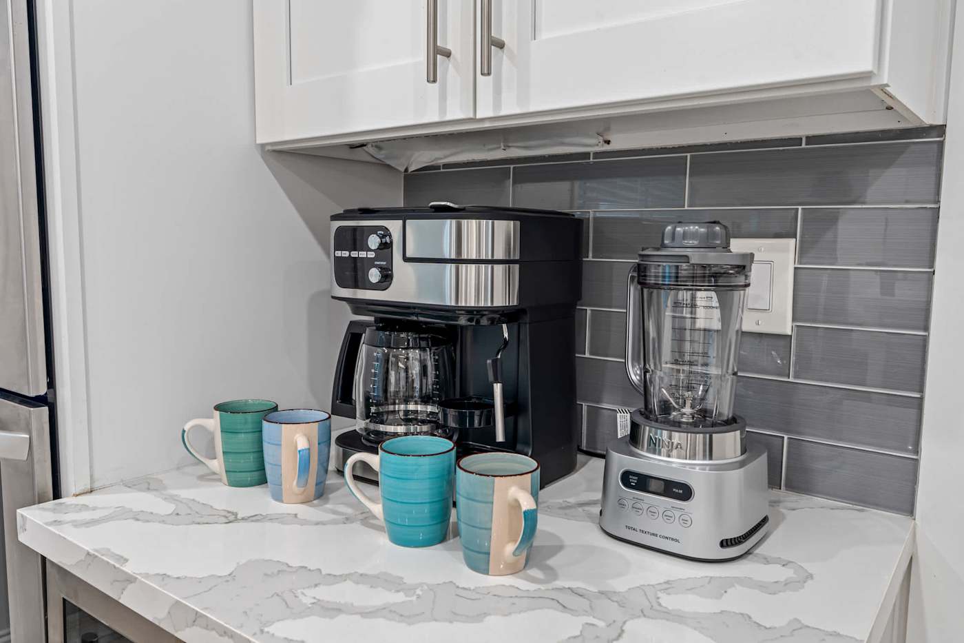 Casa Pura Vida: Coffee maker, blender and mugs on the counter