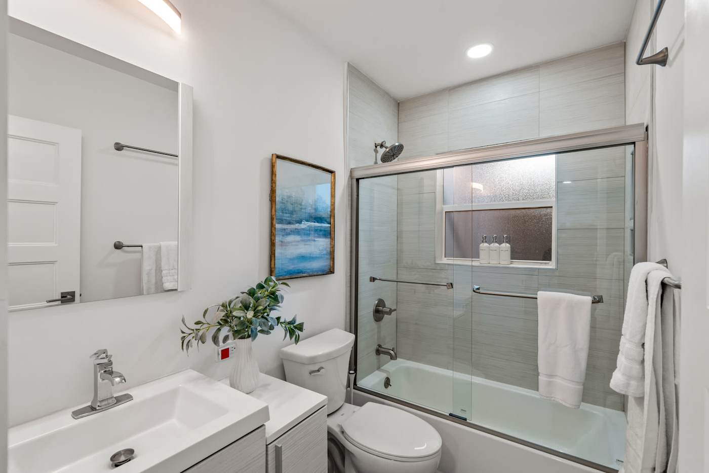 Casa Pura Vida: Bathroom with bath, shower over and stone vanity