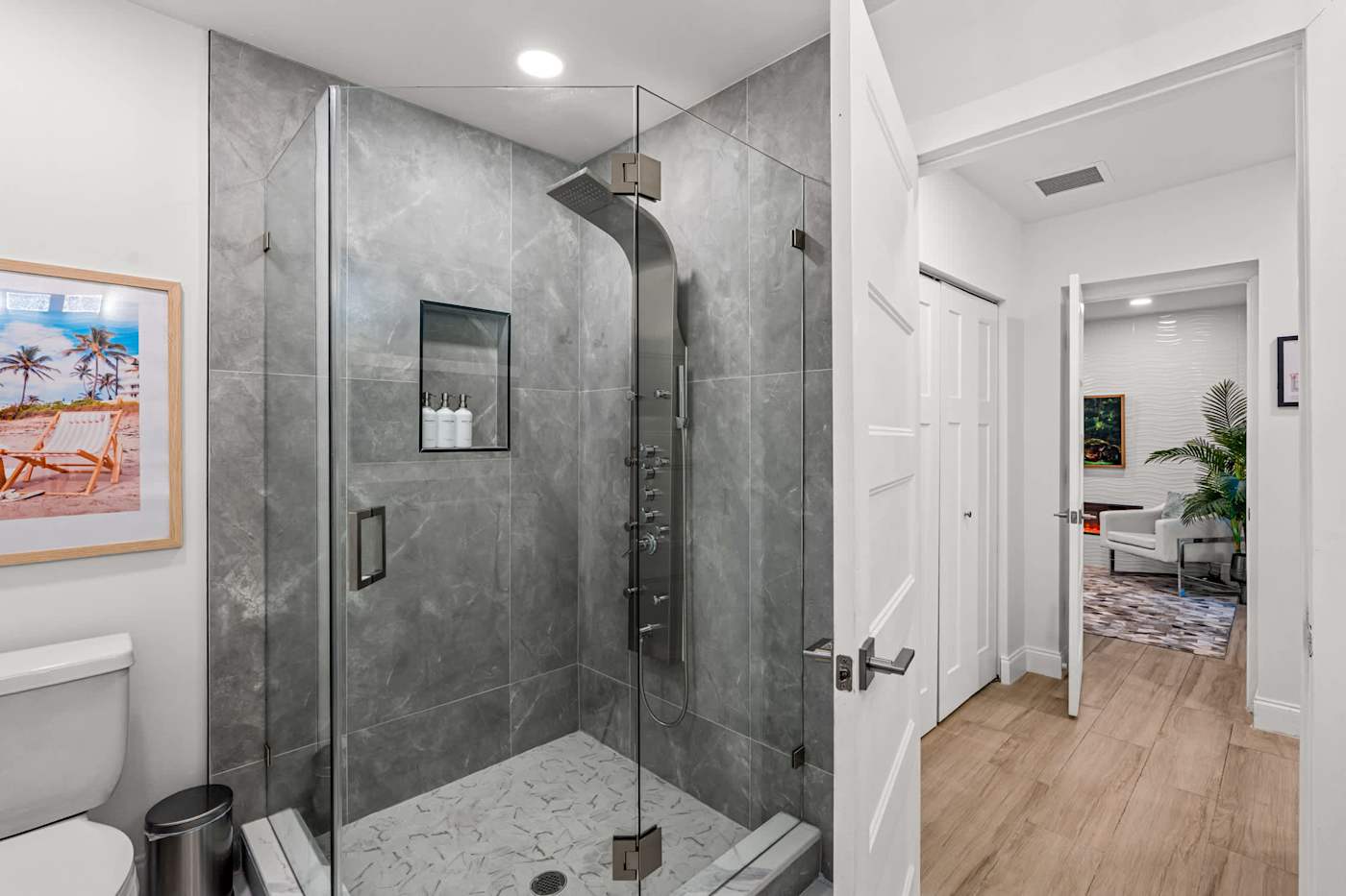 Casa Pura Vida: Walk in shower with glass screen and gray tile