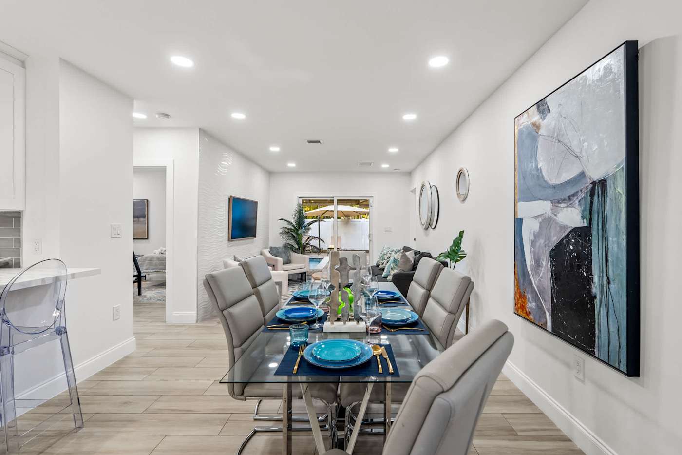 Casa Pura Vida: Dining table for six, open to the kitchen