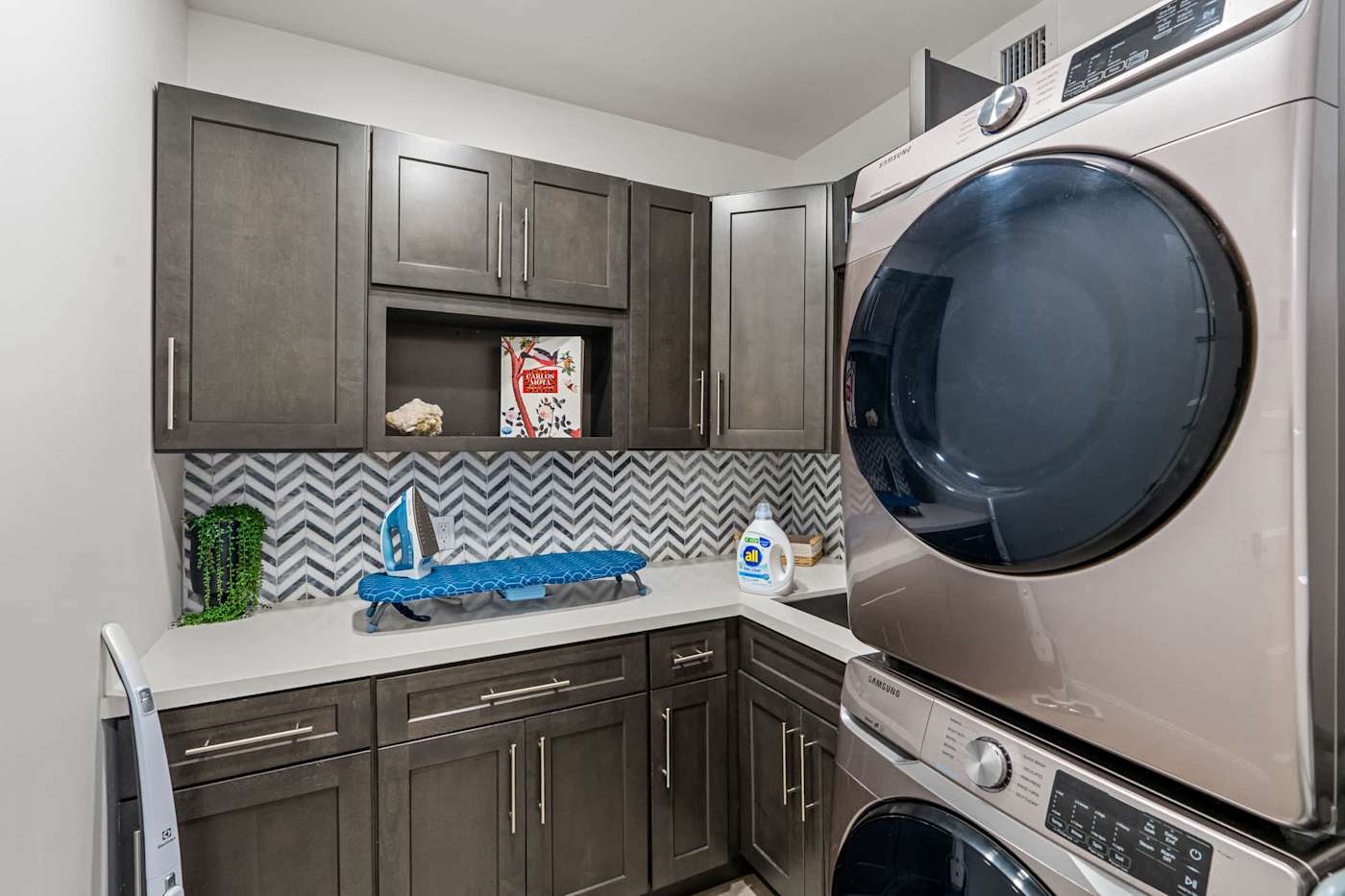 Casa Pura Vida: Laundry room with washer, dryer and storage
