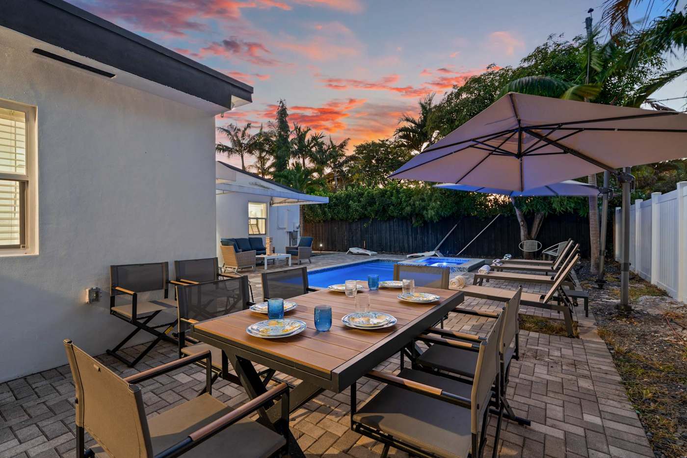 Casa Pura Vida: Outdoor dining at dusk, beside the lit pool