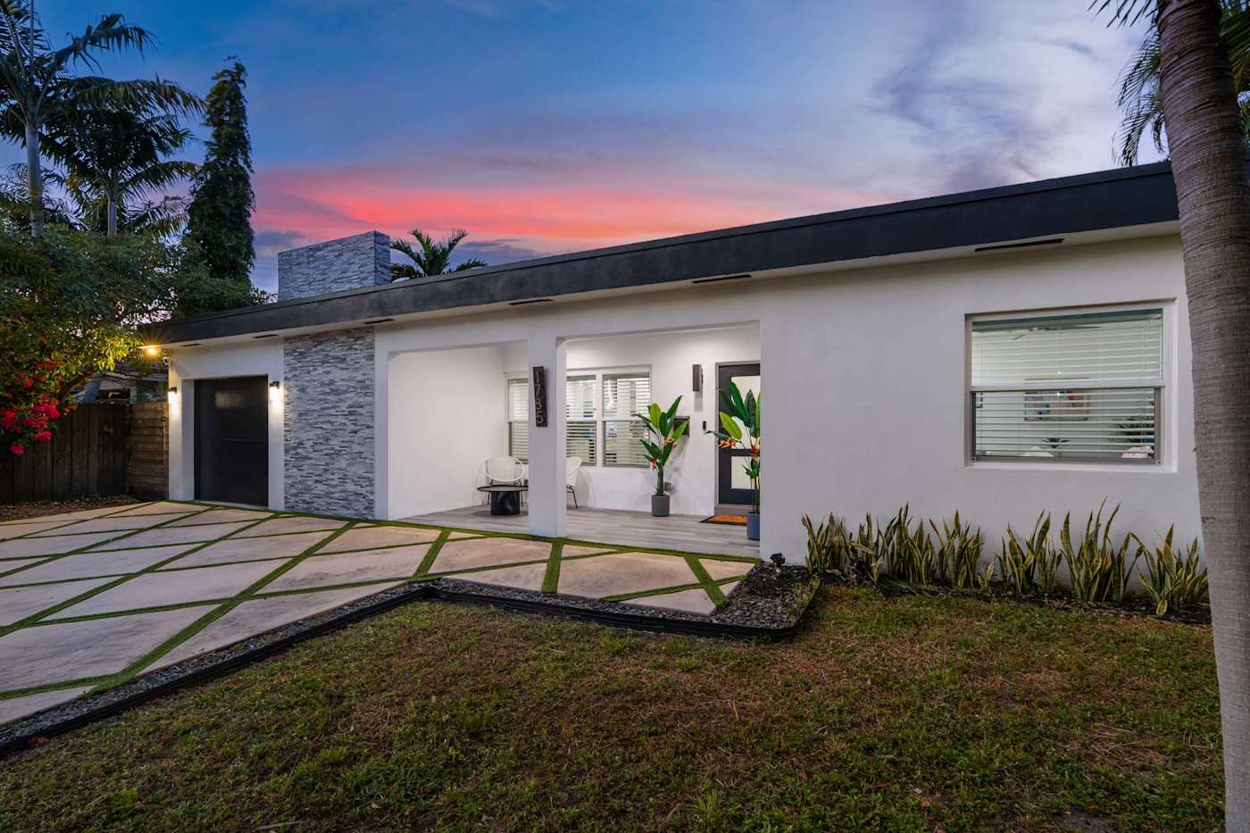 Casa Pura Vida: The back of the house and lawn at sunset
