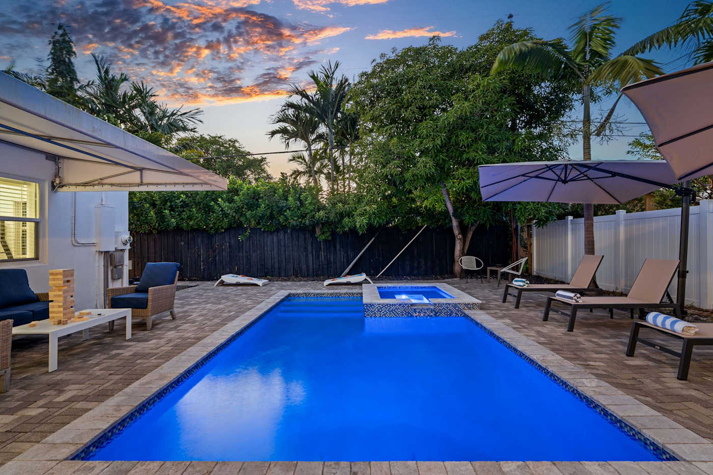Casa Pura Vida: Pool and hot tub at sunset, with loungers along the deck