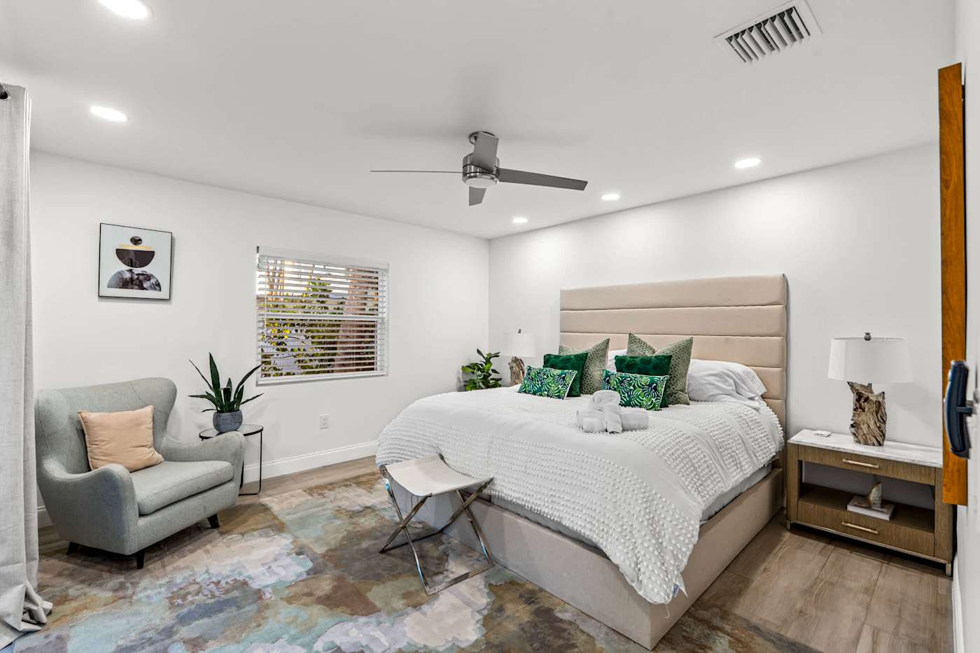 Casa Pura Vida: Bedroom with king bed, seating chair and ceiling fan