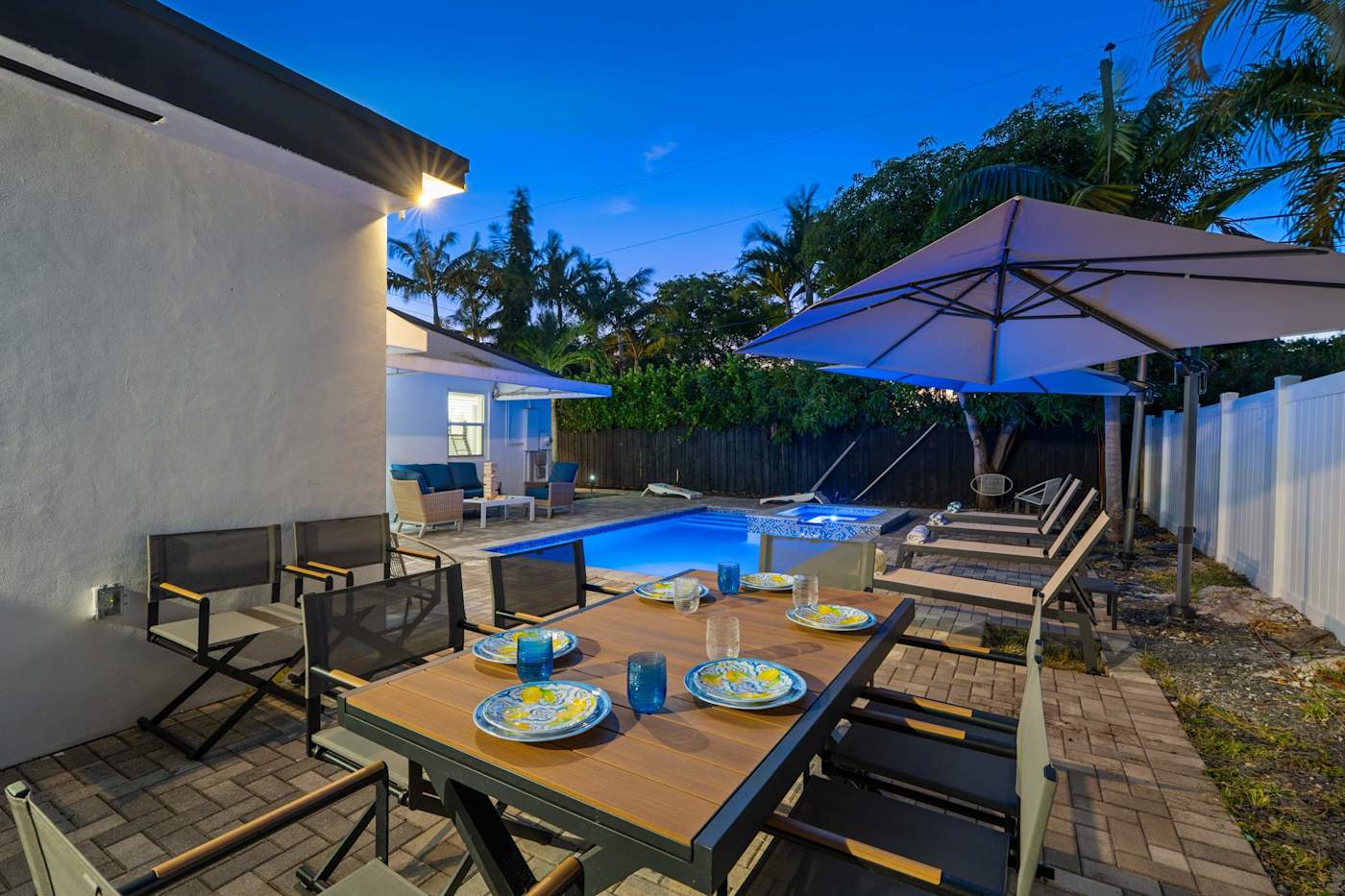Casa Pura Vida: Outdoor dining lit for the evening by the pool