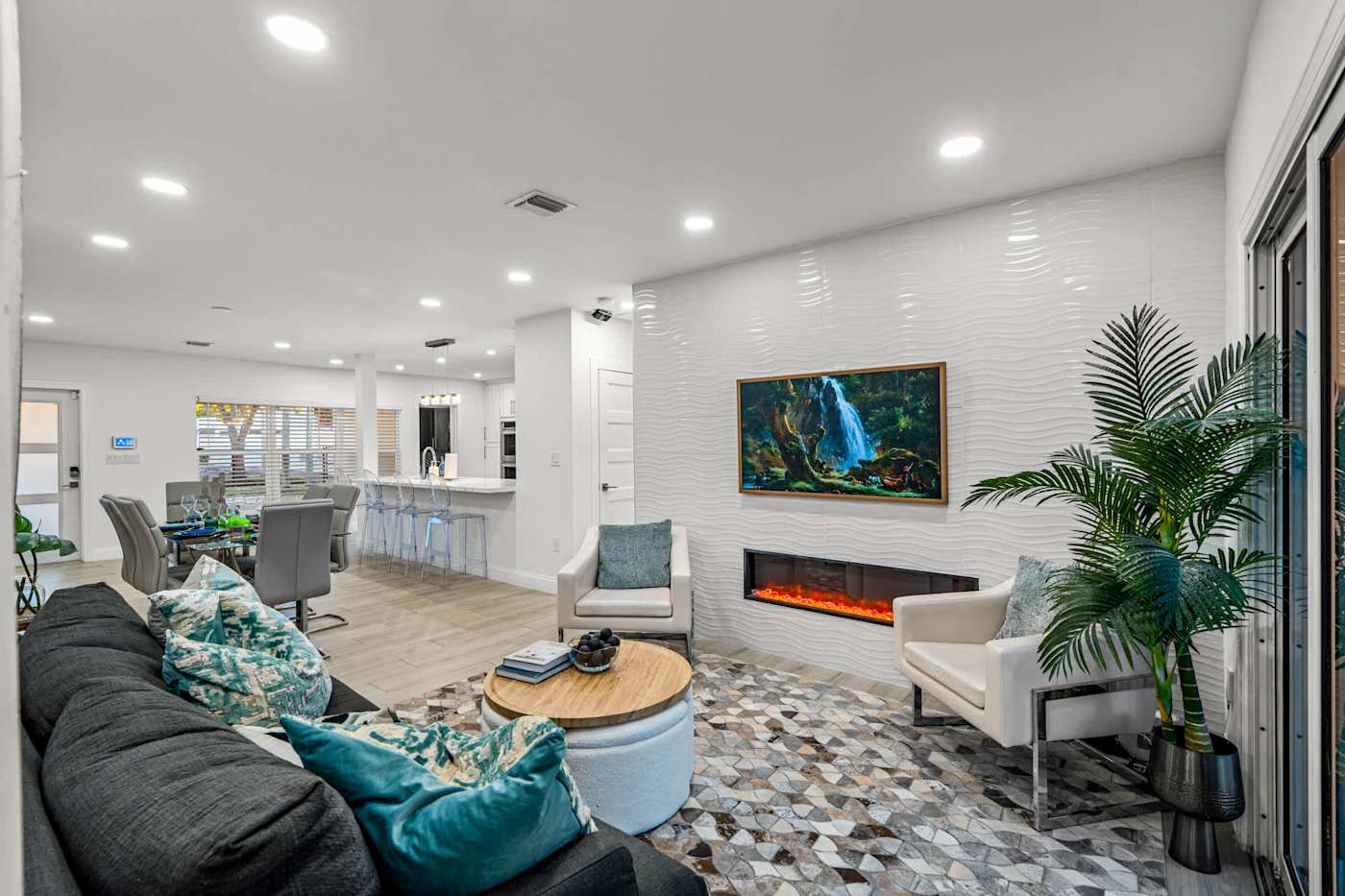 Casa Pura Vida: Living room with fireplace, sectional and smart TV