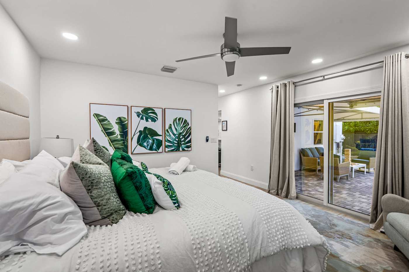 Casa Pura Vida: Main bedroom with king bed and doors onto the pool deck