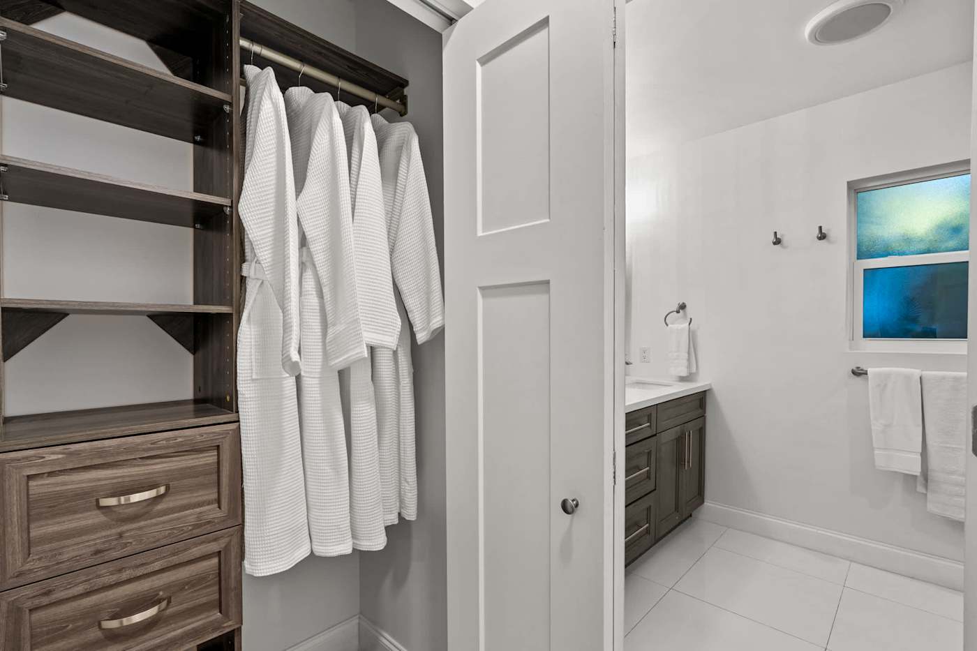 Casa Pura Vida: Dressing area with robes, hanging space and the ensuite beyond