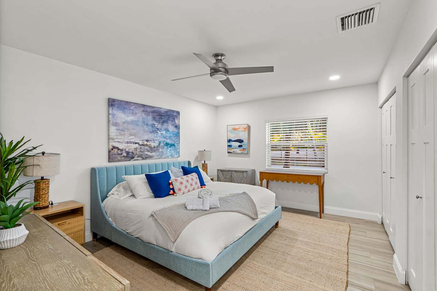 Casa Pura Vida: Bedroom with queen bed, desk and garden view
