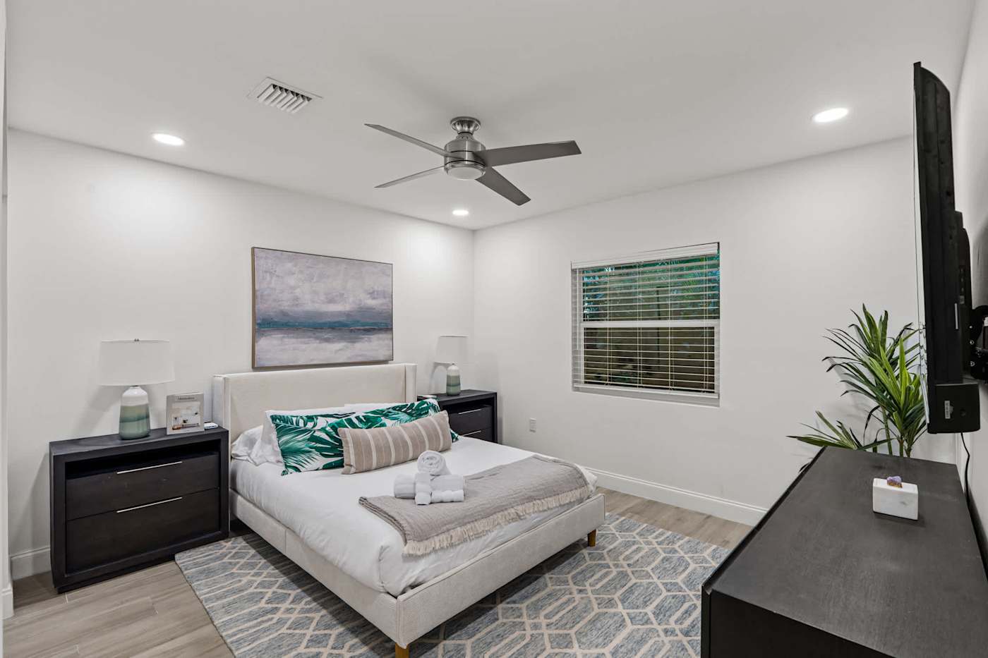 Casa Pura Vida: Bedroom with queen bed, smart TV and blackout blinds