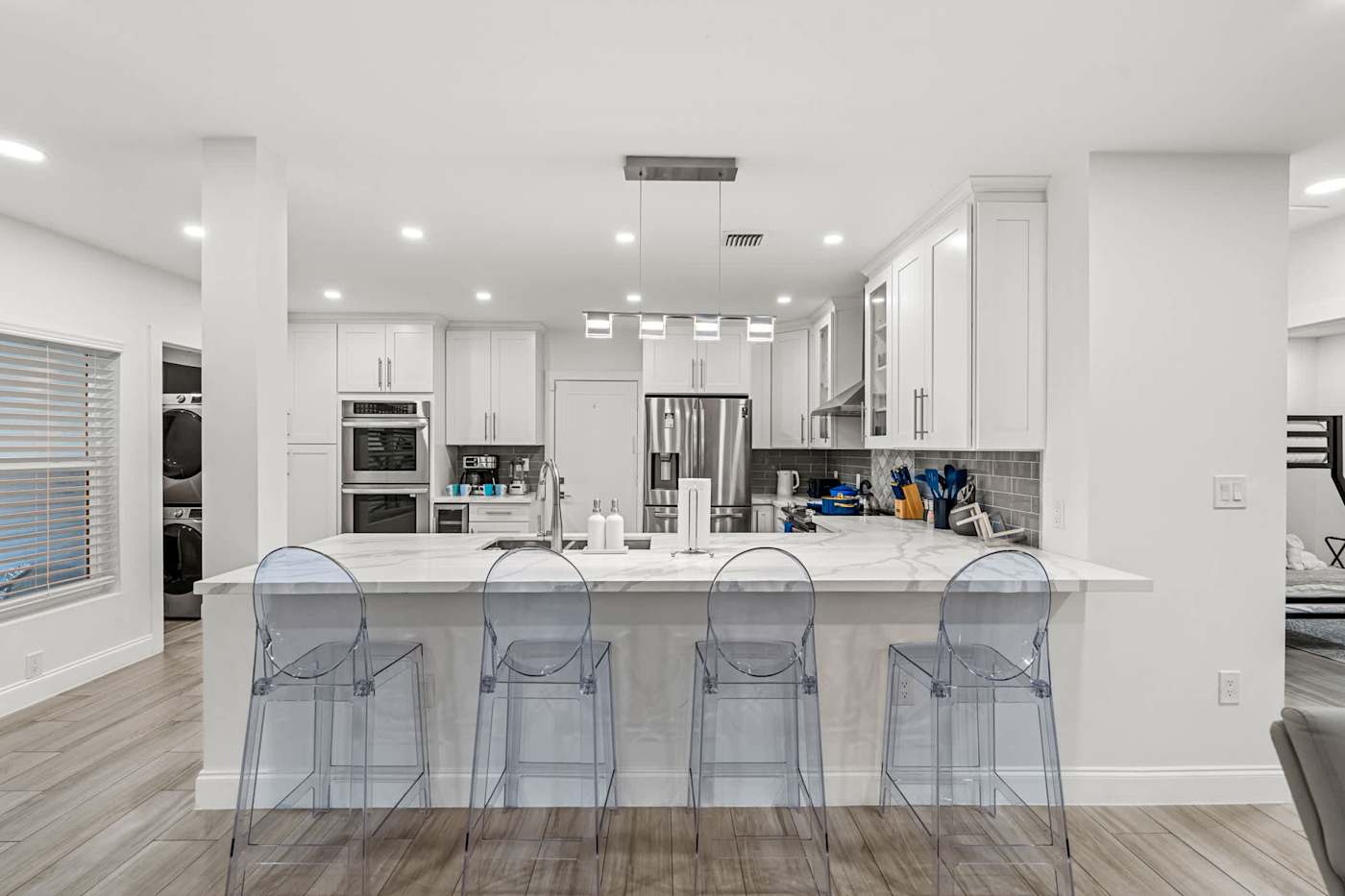 Casa Pura Vida: Kitchen island with bar stools, open to the living room