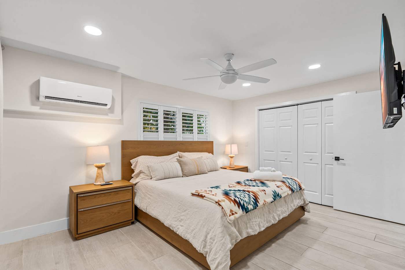 Canal House: Bedroom with king bed, air conditioning and fitted wardrobe