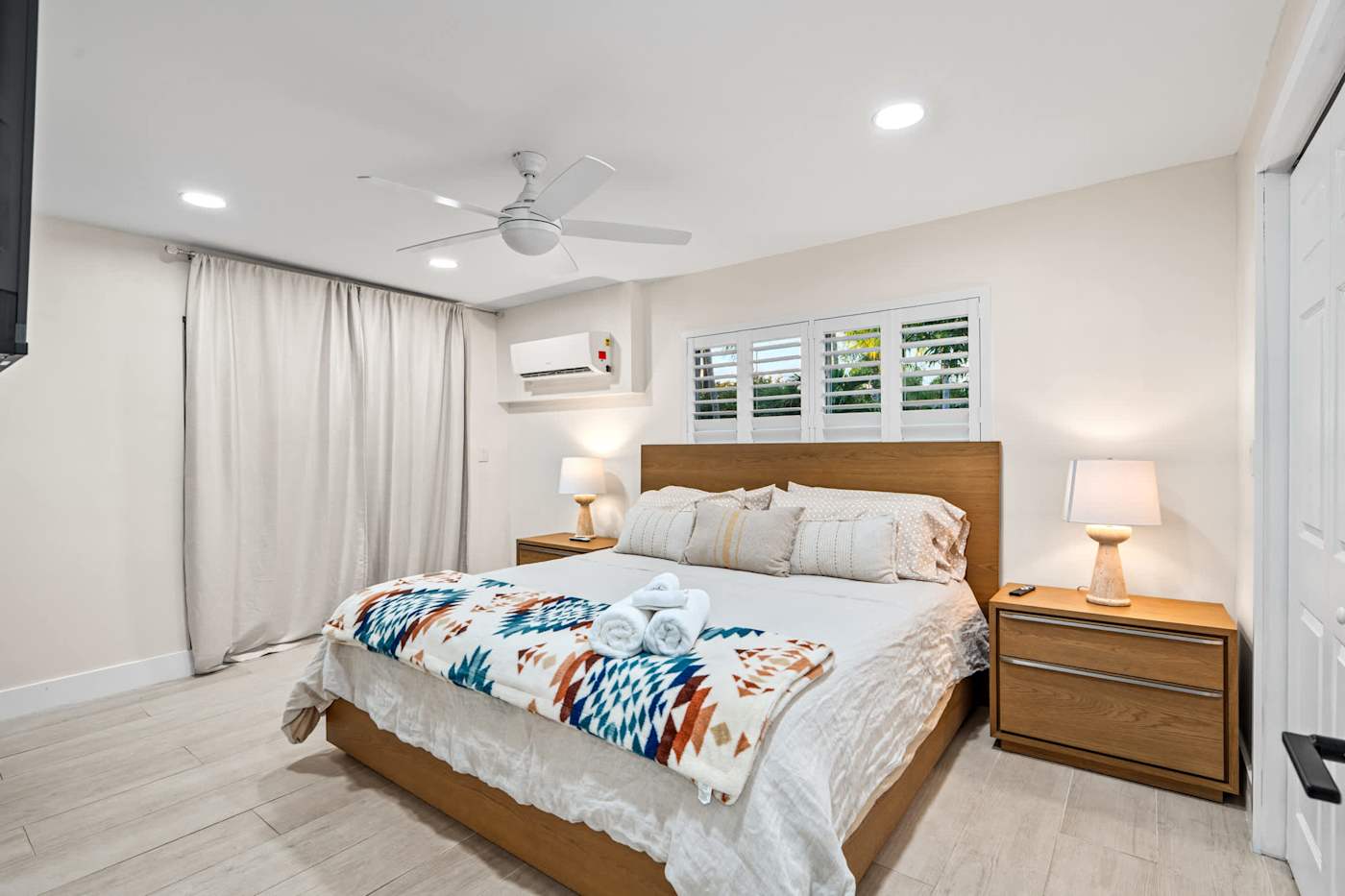 Canal House: Bedroom with king bed, bedside lamps and a smart TV