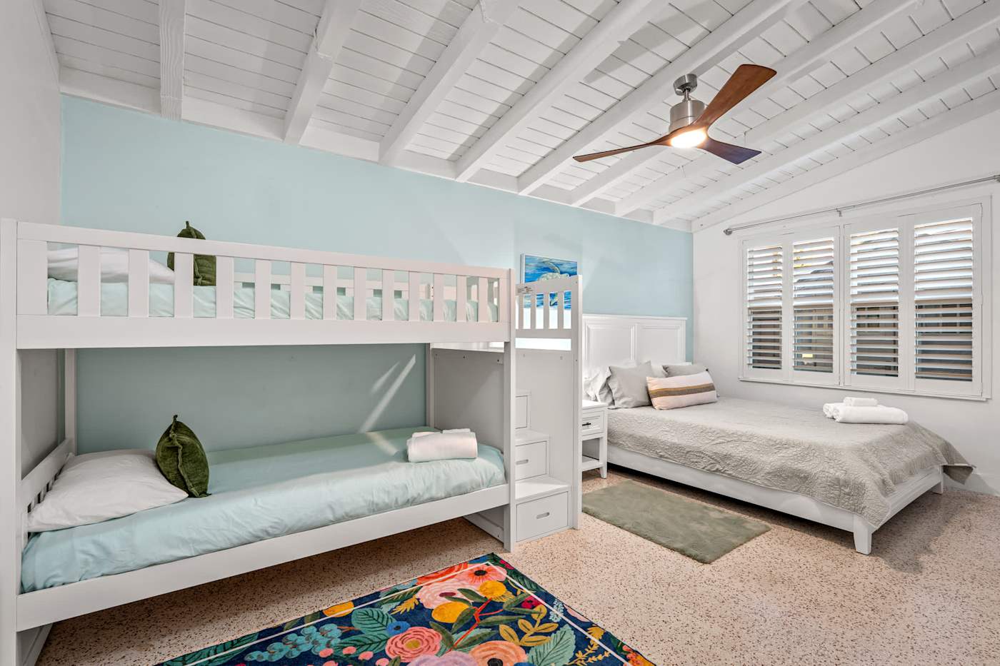 Canal House: Bunk room with a bunk bed and a single bed