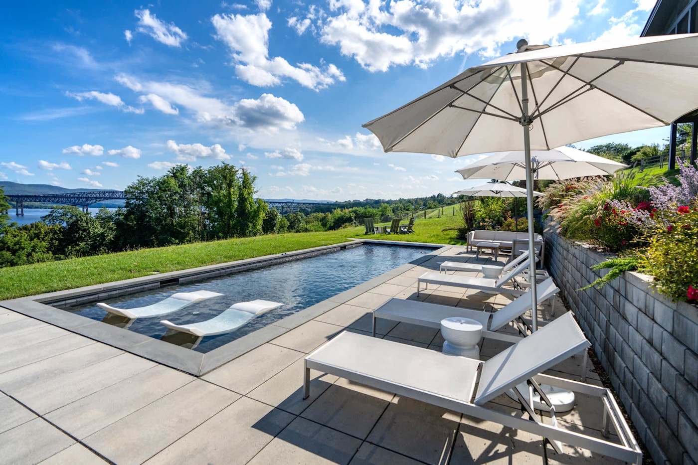 Hudson House: Pool loungers and umbrellas with the bridge in the distance