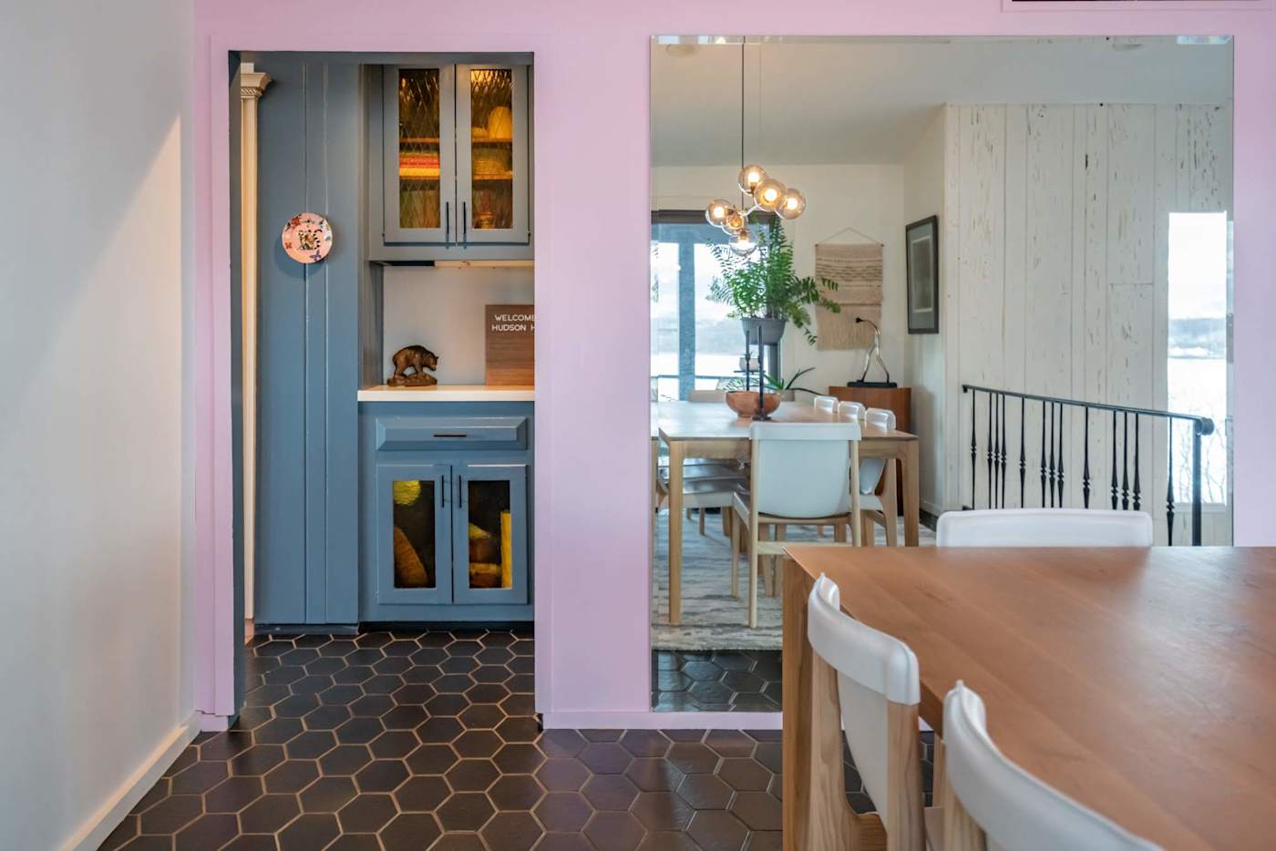 Hudson House: Coffee and bar nook off the dining room