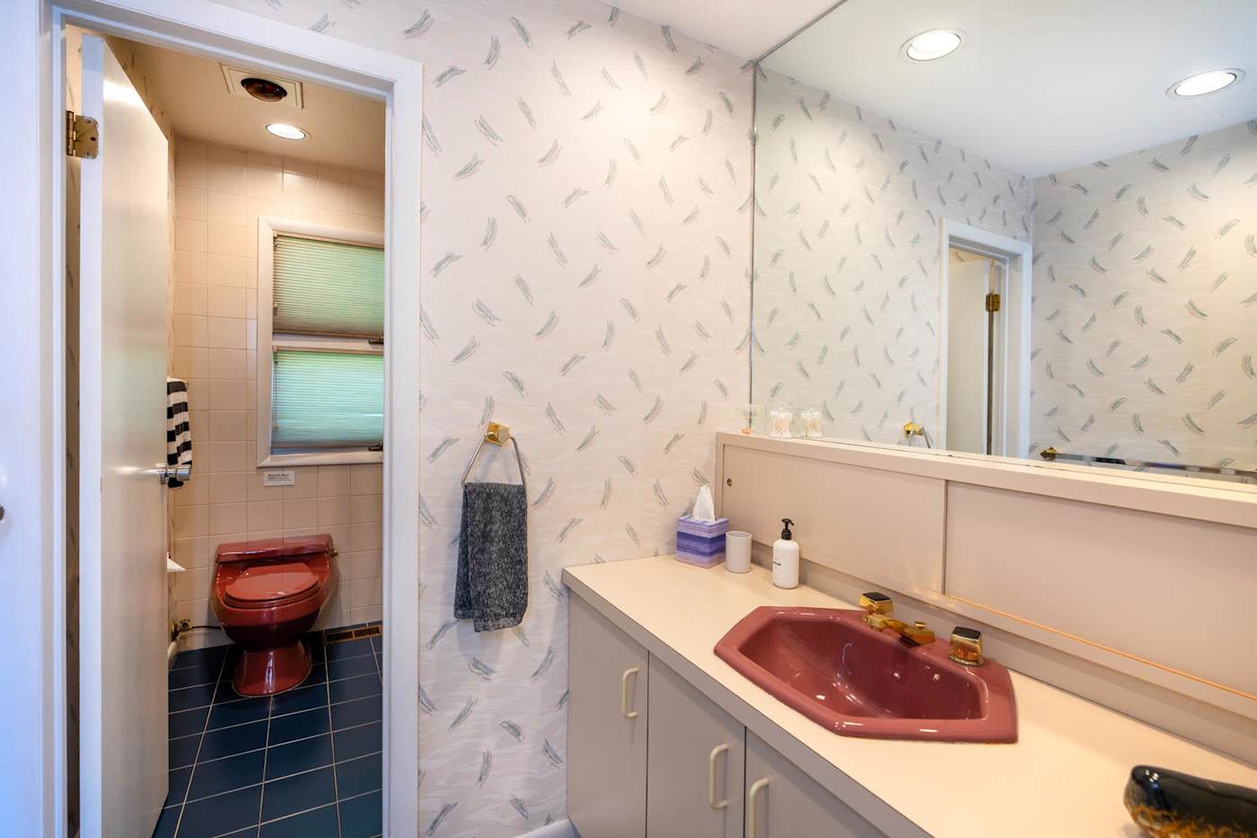 Hudson House: Retro bathroom with vanity and separate toilet room