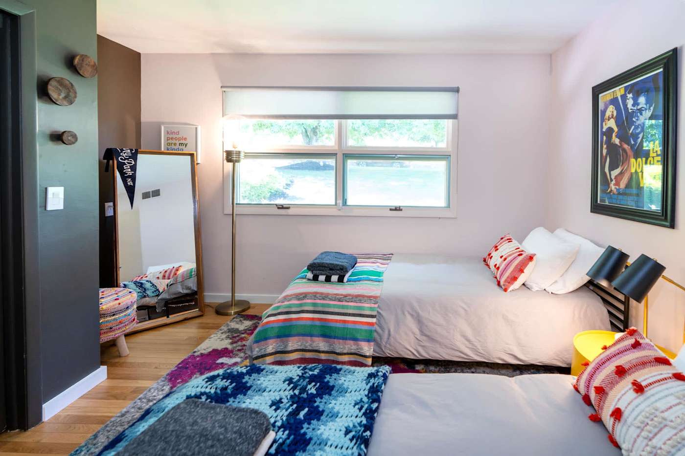 Hudson House: Bedroom with two twin beds and a window toward the water