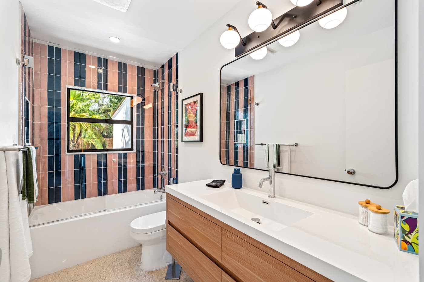 Mangrove Manor: Family bathroom with bath, shower over and double lit mirror