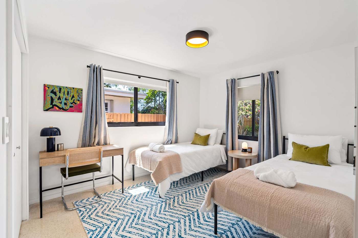 Mangrove Manor: Twin room with two single beds and a work desk