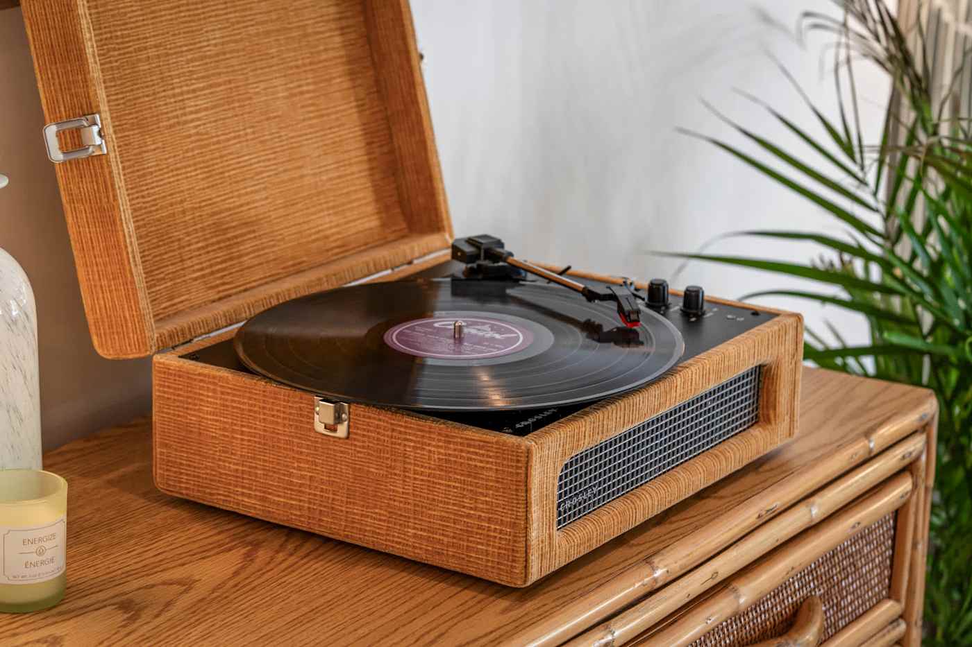 Mangrove Manor: Turntable with a record collection to play