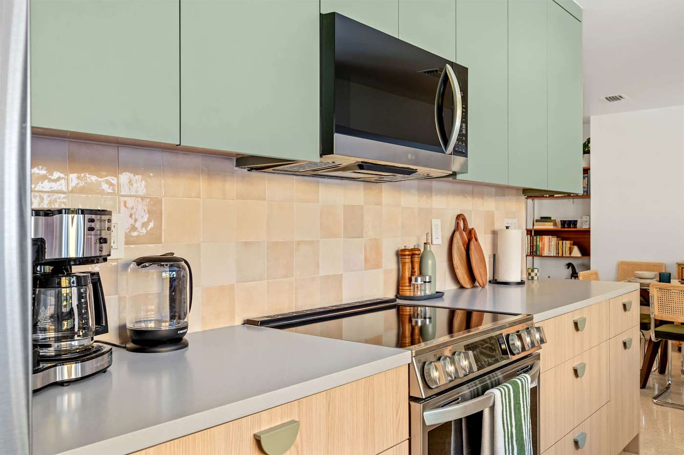Mangrove Manor: Full size range, microwave and tiled splashback in the kitchen