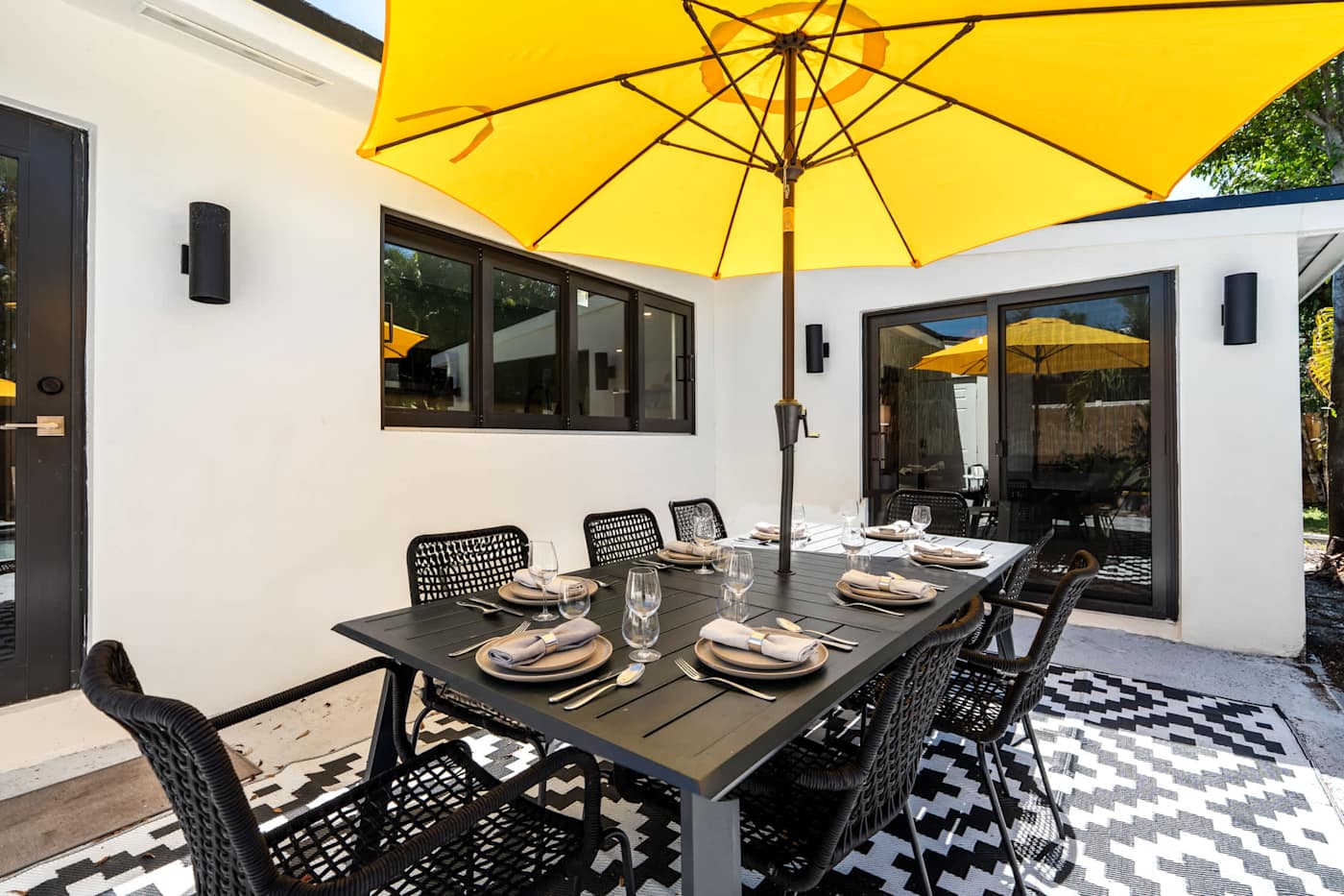 Mangrove Manor: Outdoor dining for six under the umbrella, straight off the living room