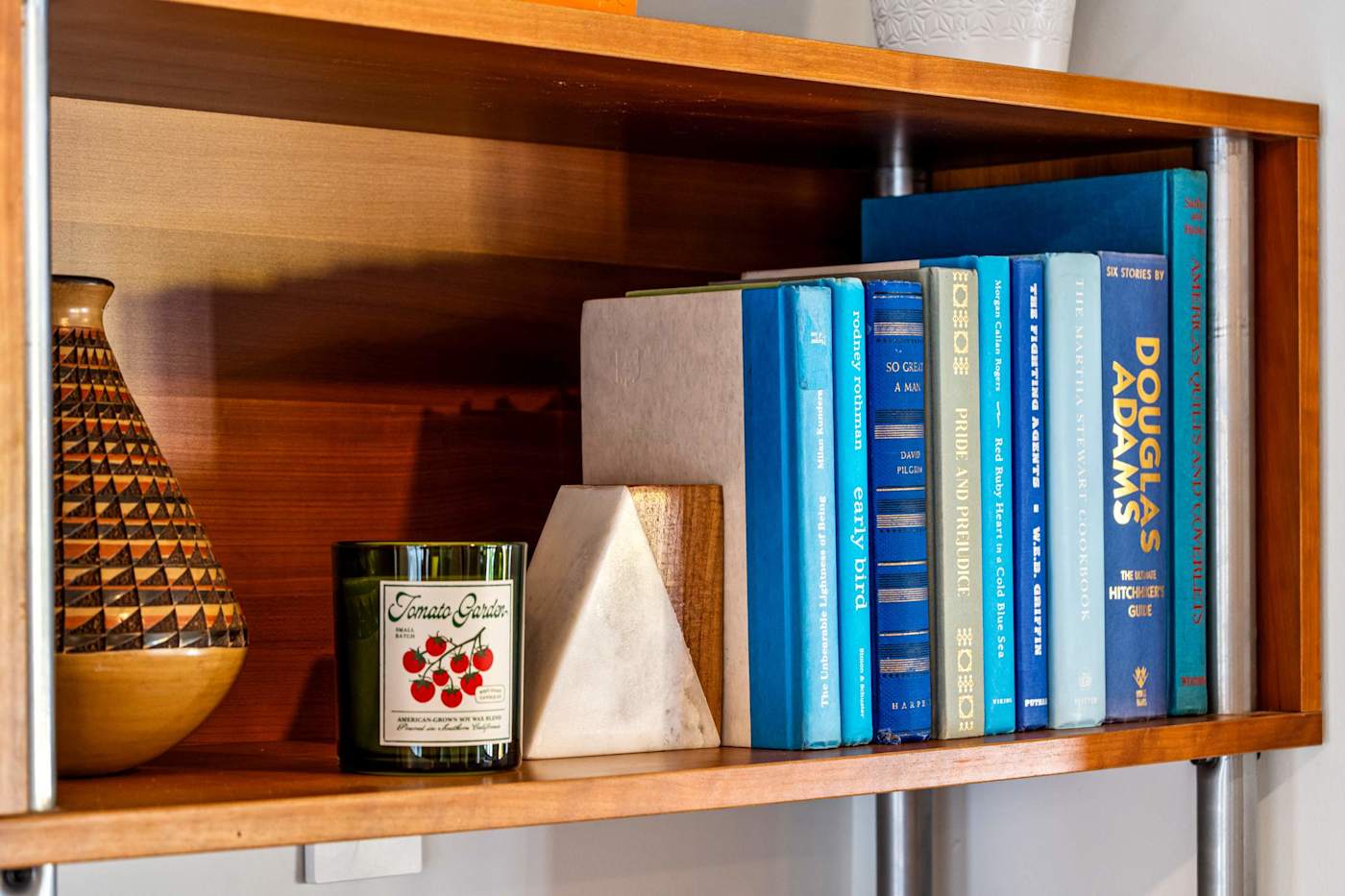 Mangrove Manor: Shelf of books and ceramics in the living room