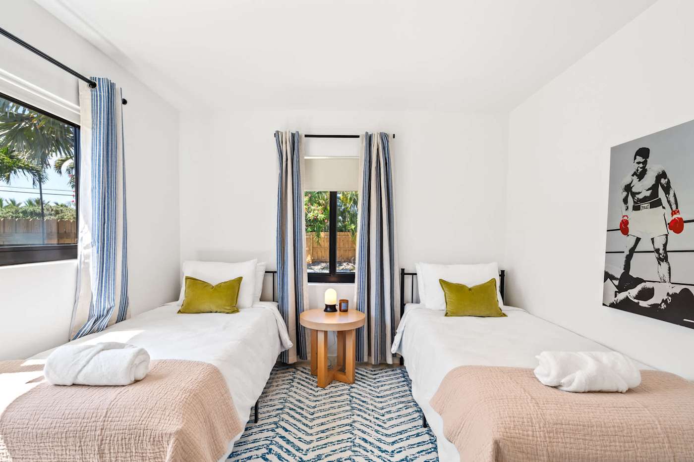 Mangrove Manor: Twin room with two single beds and blackout curtains