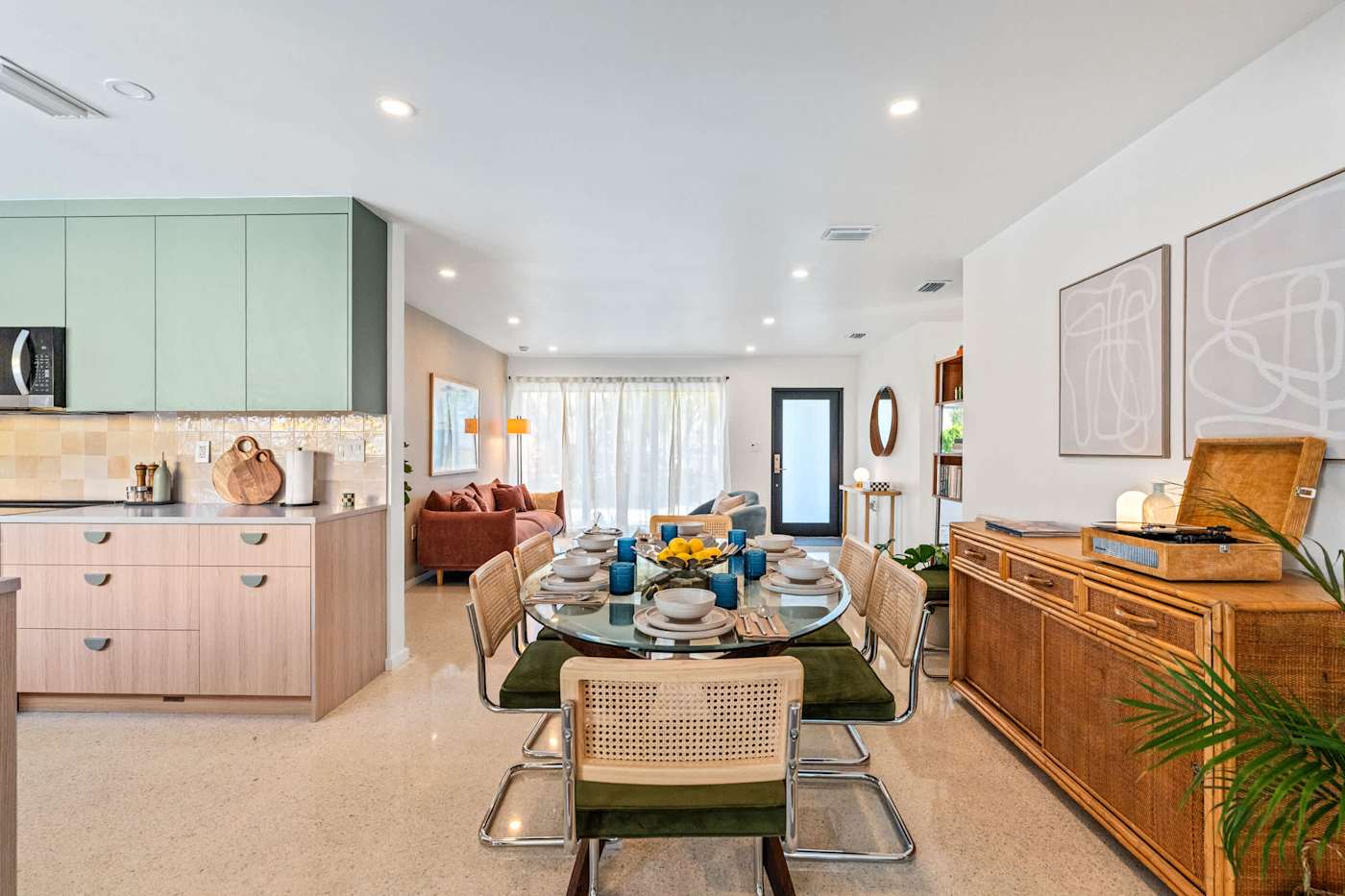 Mangrove Manor: Dining area opening to both the kitchen and the living room