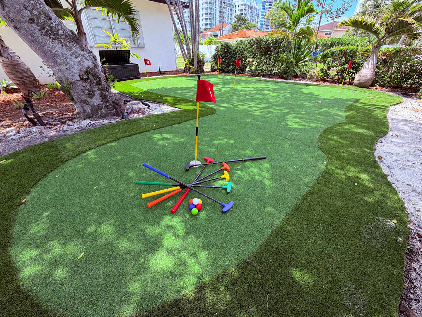 Beach Pop House: Putting green with clubs and flag in the garden