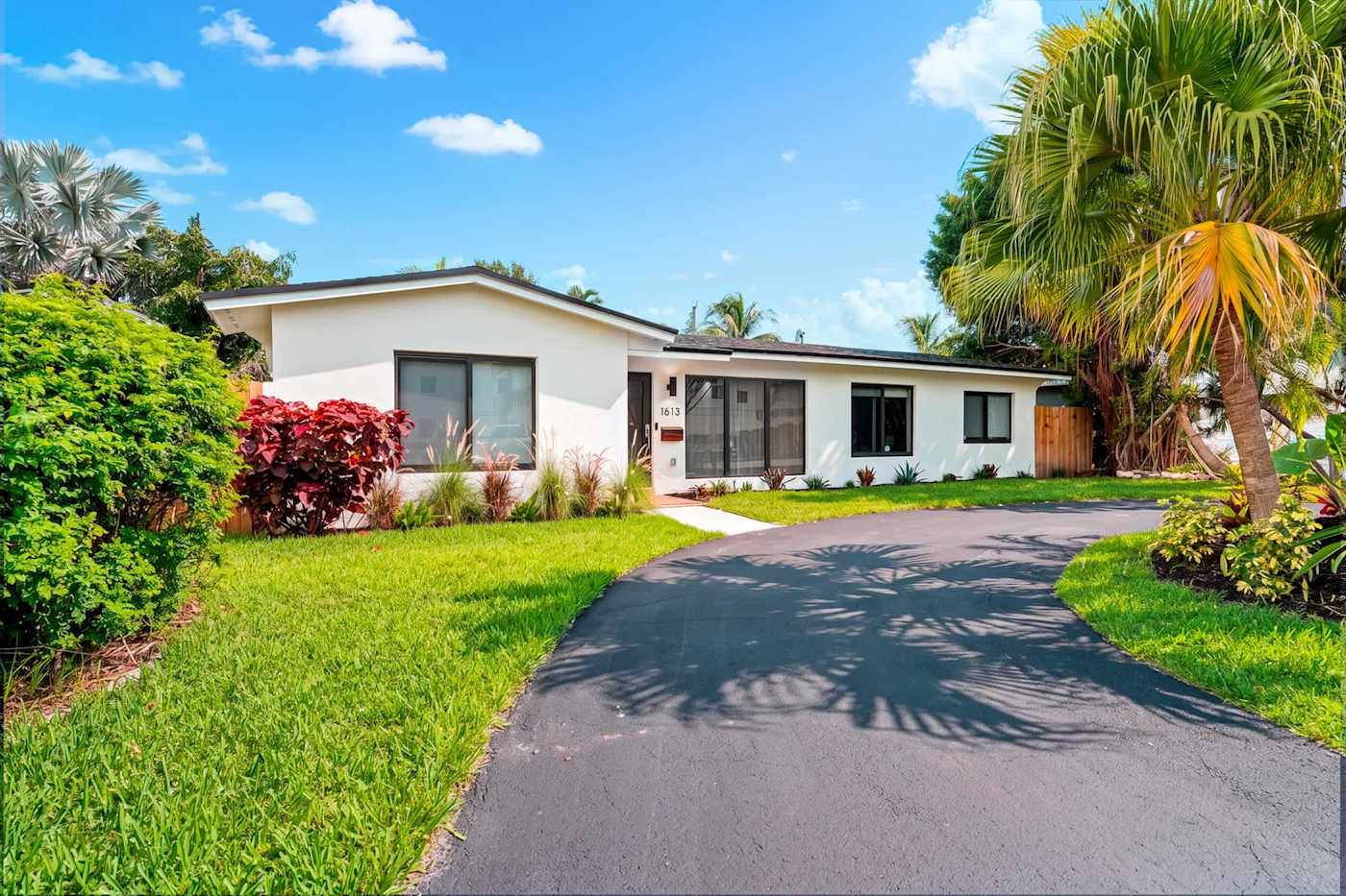 Mangrove Manor: Driveway parking and the front of the house