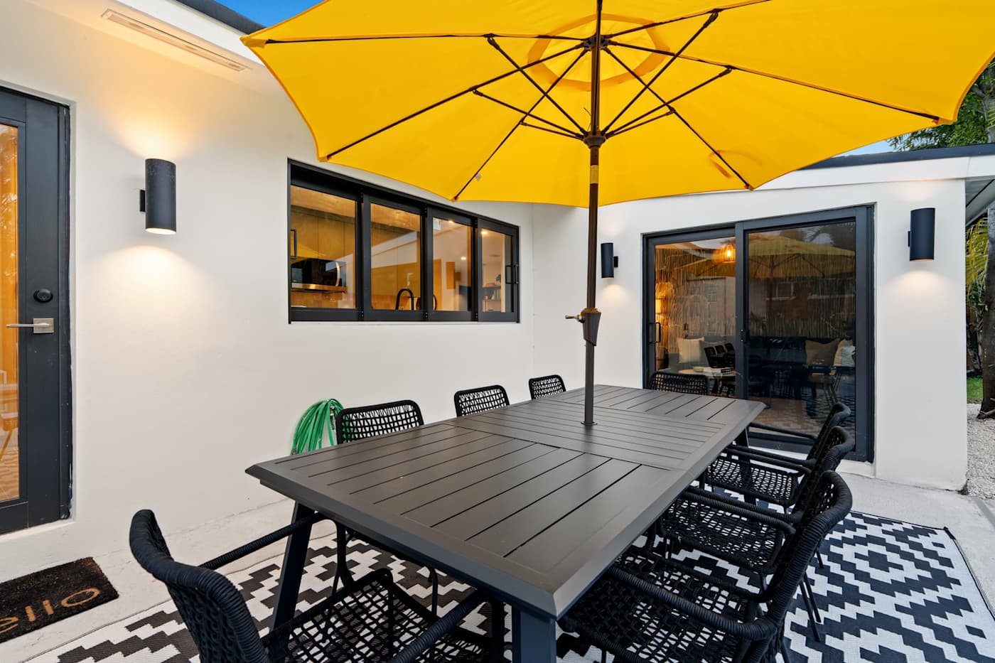Mangrove Manor: Covered outdoor dining for six, just off the living room