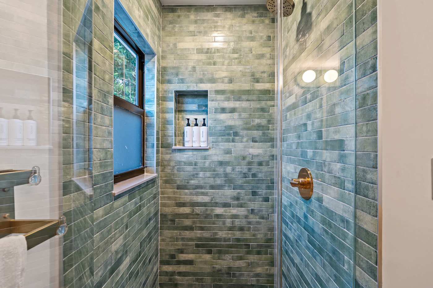 Mangrove Manor: Outdoor shower off the pool deck