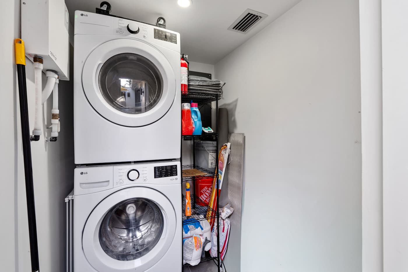 Mangrove Manor: Washer and dryer in the house, with laundry basics provided