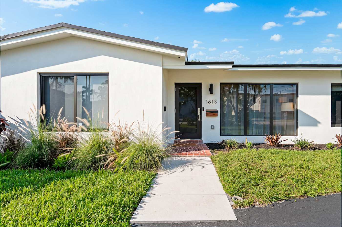 Mangrove Manor: Front entrance with off street parking