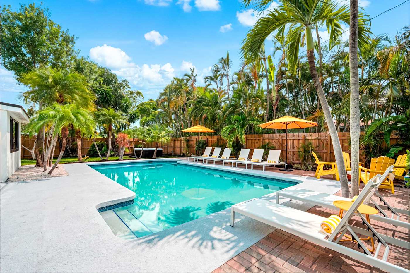 Mangrove Manor: Heated pool with loungers, room for the whole group
