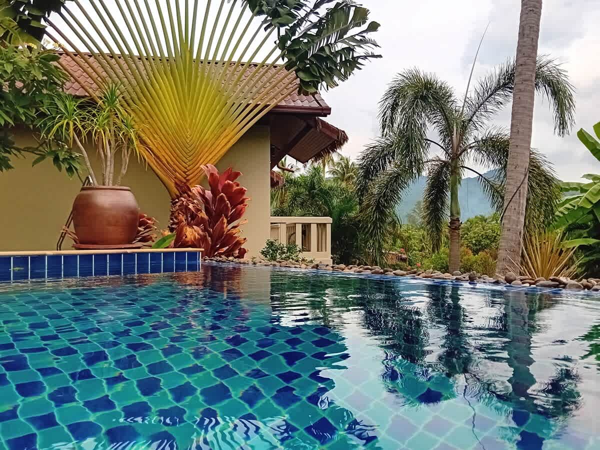 Villa Baan Sam Sao: pool & tropical garden